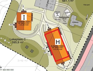 Situasjonsplan som viser tomtens oppdeling, plassering av bygninger (I og H), lekeplasser, stottemurer og arealoppdelinger.