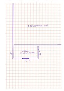 Håndtegnet situasjonsplan som viser eksisterende hus og en planlagt utebod med altan.