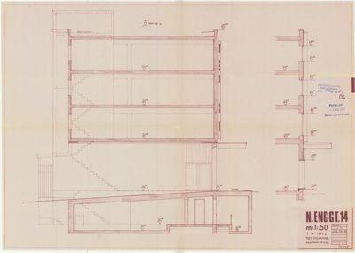Snittegning som viser bygningens tverrsnitt, etasjer, trapper og konstruksjonsdetaljer.