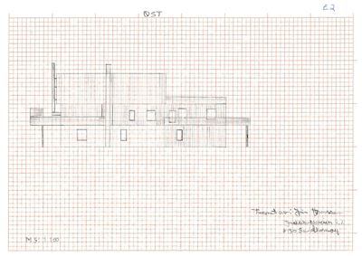 En håndtegnet fasade (opprikk) av en bygning sett fra øst (OST). Tegningen viser bygningens profil, vinduer og taklinjer.