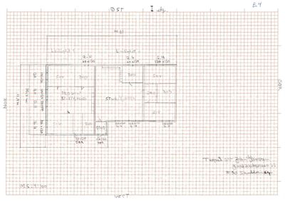 Etasjeplan (1. etasje) med romfordeling, mål og orientering (N, S, V, Ø).