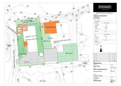 Situasjonsplan som viser tomtens form, grenser, høydekurver, eksisterende og planlagt bebyggelse (bolig, MUA, terrasse), samt arealopplysninger og prosjektinformasjon.