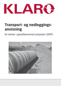 Fotografi av en stor, hvit tank i glassfiberarmert polyester (GRP) som ligger i graven, sannsynligvis under transport eller ved nedlegging.