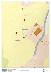Kart over et område med topografi, eiendomsgrenser og markerte punkter for skovelboring og infiltrasjonstest.