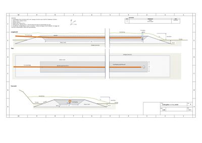 Snittegning som viser tverrsnitt gjennom en vei eller gangvei med detaljer om høyder, overdekning og underlag.