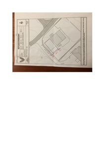 Situasjonskart som viser tomtens plassering i forhold til vei og nabolag, med angitte mål og retninger.