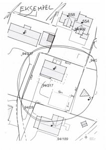 Situasjonsplan som viser tomtens grenser, nabolag, veier og bygningsplasseringer.