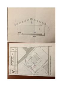 Bildet viser to ark med tegninger fra en byggesak. Øverste del er et oppriss (fasade) av en bygning, og nederste del er en situasjonsplan som viser tomtegrenser og bygningsplassering.