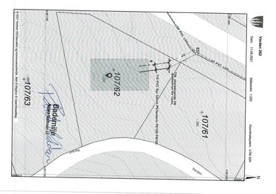 Situasjonsplan som viser eiendomsinndeling (107/61, 107/62, 107/63), høydemål, vannveier (Varden) og tekniske installasjoner (SP PVC).