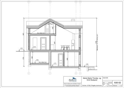 Snittegning (Snitt B-B) som viser bygningens tverrsnitt, høyder, romfordeling og konstruksjon.