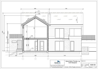 Snittegning (Snitt C-C) som viser bygningens tverrsnitt, høyder, takform og konstruksjon.