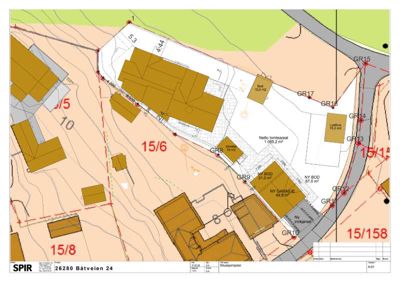 Situasjonsplan som viser tomtens form, grenser, nabotomter, eksisterende og planlagte bygninger, samt arealopplysninger.