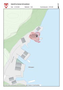 Situasjonskart (Norkart) som viser tomtens beliggenhet i forhold til omgivelsene, inkludert vann og nabobebyggelse.