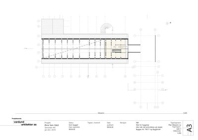 Etasjeplan eller romfordeling for en bygning, med romskille, dører og vinduer markert.