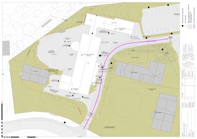 Situasjonsplan som viser bygningenes plassering på tomten, veier, høydemål og omgivelser.