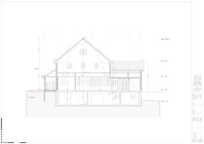 Snittegning som viser tverrsnittet av en bygning med mål og konstruksjonsdetaljer.