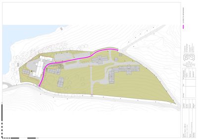 Situasjonsplan som viser tomtens form, terrengforhold (konturlinjer), bygningers plassering, veier og parkeringsplasser.