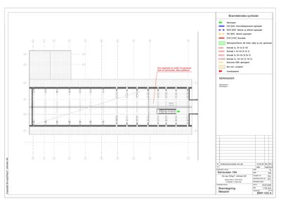 Snittegning som viser brannverninstallasjoner og romfordeling i et tverrsnitt av bygningen.