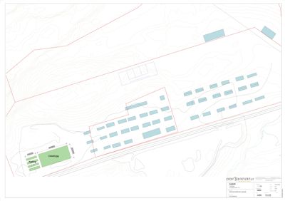 Situasjonsplan som viser tomtens terrengform (konturlinjer), plassering av bygninger (Databygg, Kjøkken) og infrastruktur (jernbanespor).