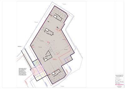 Etasjeplan som viser romfordeling, vegger og innganger for et bygg.
