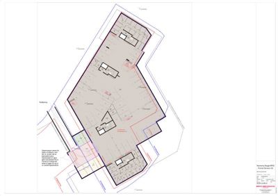 Etasjeplan som viser romfordeling, vegger og innganger for et bygg.
