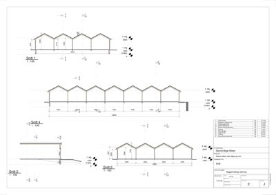 Snittegning av en bygning med flere etasjer og takform, med mål og konstruksjonsdetaljer