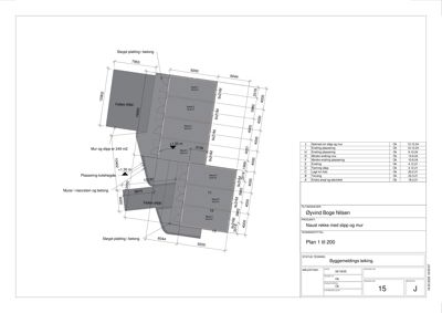 Etasjeplan eller situasjonsplan som viser romfordeling, slipp, og nivåhøyder for et bygg.