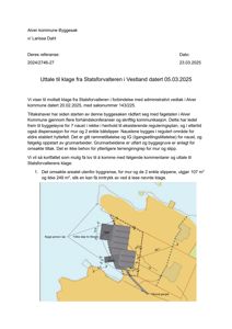 Situasjonsplan som viser bygningens plassering i forhold til byggegrense og sjø, med angitte arealer.