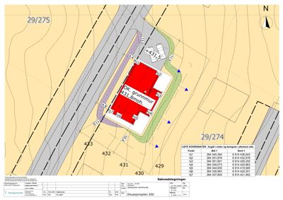 Situasjonsplan som viser tomtens grenser, nabotomter, veier, høydemål og koordinater for bygningens hjørner.