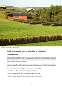 Fotografi av et landbrukslandskap med en rød hytte, en hvit hytte og en rekke høstbaler på en grønn ås.