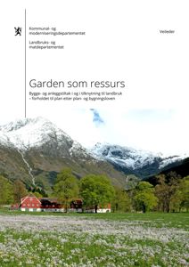 Fotografi av et landskap med fjell, en eng og en rød gård.