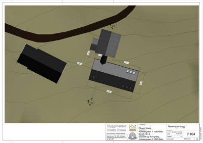 Situasjonsplan som viser plassering av tilbygg i forhold til eksisterende bygninger og terrengkonturer.