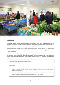 Fotografi av et innendørs miljø, sannsynligvis et marked eller en butikk, med folk som handler og utstillinger med frukt og grønnsaker.