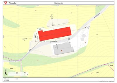 Situasjonsplan (kartutsnitt) som viser tomtens form, høydemålerlinjer, veiforbindelser og plassering av bygninger.