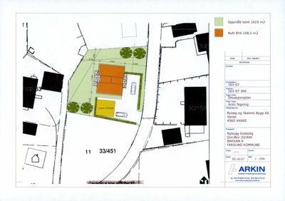 Situasjonsplan som viser tomtens grenser, plassering av nybygget hus (BYA), garasje, og nabolaget.