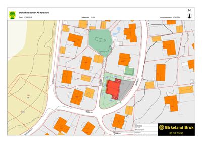 Situasjonsplan som viser tomtens plassering i forhold til nabolag, veier og eiendelsgrenser.