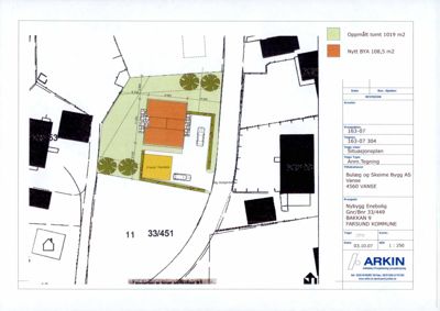 Situasjonsplan som viser tomtens oppmålte areal, nybyggets plassering, nabolag og veiforhold.