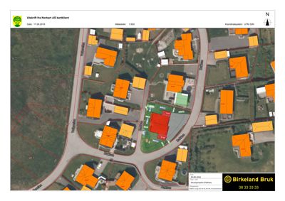 Situasjonsplan (flyfoto) som viser bygningens plassering i forhold til nabolaget, veier og eiendomsgrenser.