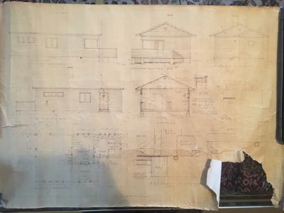 En tegning som viser fasadeoppsett og snitt for et hus.