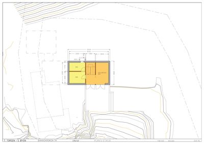 Situasjonsplan som viser en bygning plassert på et tomt med terrengkonturer og nabogrenser.