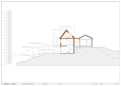 Snittegning som viser bygningens tverrsnitt, høydemål og terrengforhold.