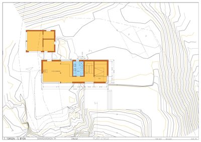 Situasjonsplan som viser tomtens terrengforhold (konturlinjer), nabobebyggelse, og plassering av nybygget hus i forhold til tomtegrenser.