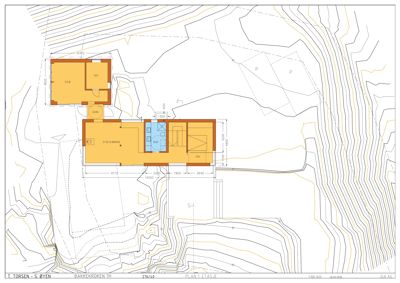 Etasjeplan (1. etasje) med romfordeling, mål og situasjonslinjer.