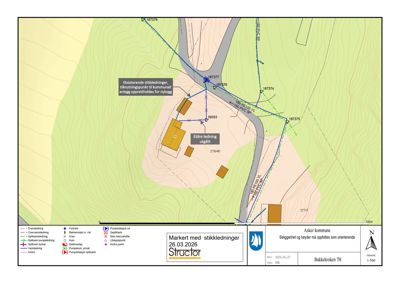 Situasjonsplan som viser tomtens terrengforhold (konturlinjer), eksisterende bygninger, og planlagte vann- og avløpsledninger.