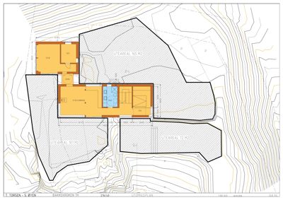 Etasjeplan (utomhusplan) som viser romfordeling, mål og uteareal for en bygning.