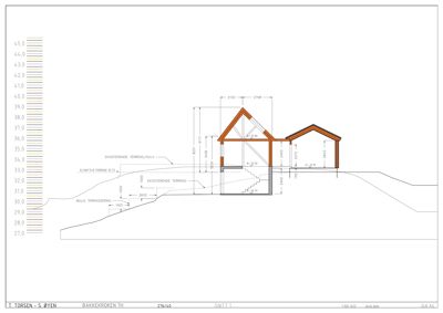Snittegning som viser tverrsnittet av en bygning i forhold til terrenget, med høydemålinger og konstruksjonsdetaljer.