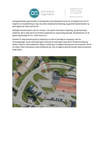 Luftfoto av en tomt med en planlagt veiavkjøring (markert med rødt rektangel) og eksisterende bygninger.