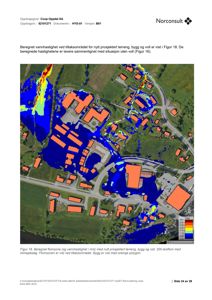 Et kart som viser beregnet vannhastighet (fargeskala) over et område med bygninger (oranje polygoner) og vei. Kartet illustrerer hydrologiske forhold i et tiltaksområde.