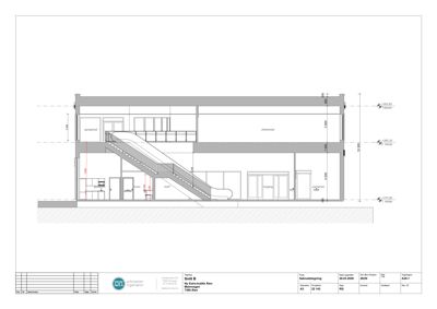 Snittegning som viser bygningens tverrsnitt, inkludert trapp, romfordeling og høydemål.