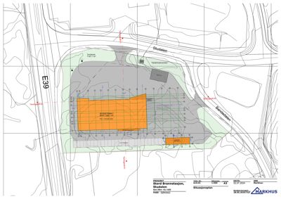 Situasjonsplan som viser bygningens plassering på tomten i forhold til veier (E39, Studalen, Bærdalsåsen) og terrengforhold.